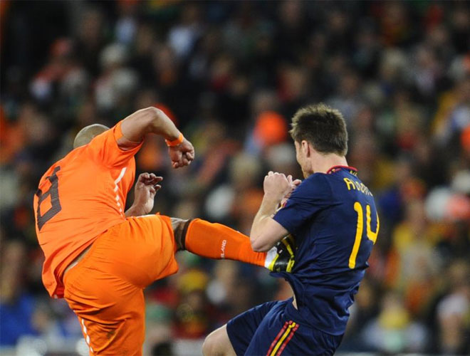 Patada de De Jong a Xabi Alonso, Holanda-España, 0-1, Mundial 2010
